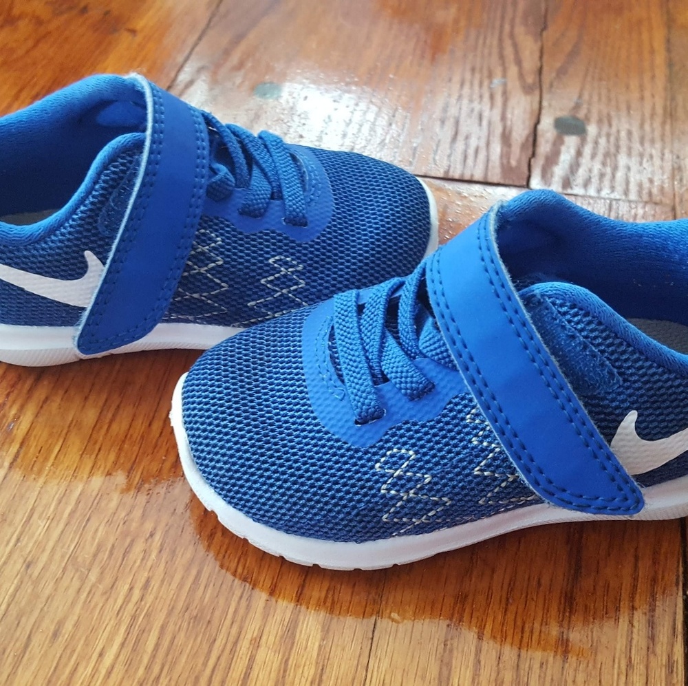 Nike Toddler tennis shoes size 5